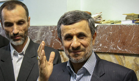 Ahmadinejad Backs No Candidate, But There&rsquo;s a Candidate That Backs Him