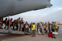 خارجی ها در حال ترک سودان جنگ زده