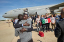 خارجی ها در حال ترک سودان جنگ زده