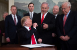 فیلم لحظه امضای سند به رسمیت شناختن حاکمیت اسرائیل بر جولان و خودنویسی که ترامپ به نتانیاهو هدیه داد