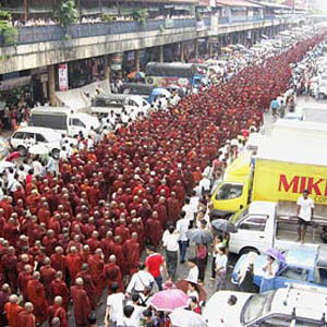 راهبان سرخ پوش درخيابان‌هاى ميانمار